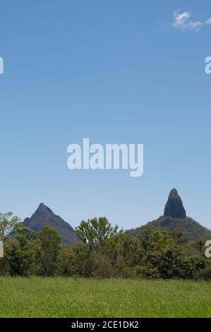 Wunderschöne Aussicht auf Mt. Coonowrin und Mt. Beerwah of the Glass House Mountains in Queensland, Australien Stockfoto