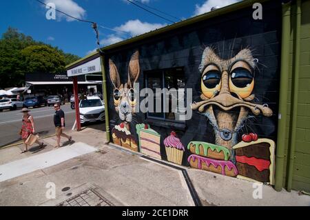 Eumundi, Queensland, Australien - 1. Februar 2020 : schönes buntes Wandbild, das ein Känguru und einen Emu auf einer Gebäudewand in der berühmten Stadt darstellt Stockfoto