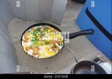 Spiegeleier auf einer Wanderung gekocht, Tourist Frühstück Spiegeleier, Spiegeleier auf einem touristischen Brenner Stockfoto