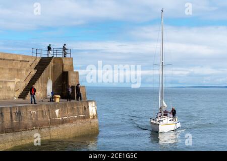 Lossiemouth Harbour, Moray, Großbritannien. August 2020. VEREINIGTES KÖNIGREICH. Dies ist Folk-out Angeln und genießen Sie die Sonne in Lossiemouth Harbour. Quelle: JASPERIMAGE/Alamy Live News Stockfoto