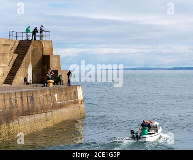 Lossiemouth Harbour, Moray, Großbritannien. August 2020. VEREINIGTES KÖNIGREICH. Dies ist Folk-out Angeln und genießen Sie die Sonne in Lossiemouth Harbour. Quelle: JASPERIMAGE/Alamy Live News Stockfoto