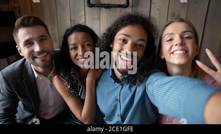 Kopfaufnahme Porträt lächelnd verschiedene Menschen machen zusammen Selfie Stockfoto