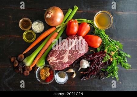 Marokkanischer Rindereintopf mit Harissa Zutaten: Rindfleisch Chuck, Gemüse und Gewürze verwendet, um einen nordafrikanischen Eintopf und Sauce zu machen Stockfoto