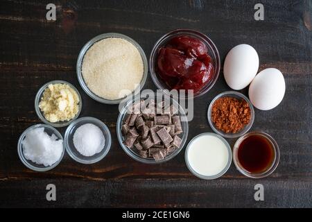 Brownie mit Himbeer-Trüffel Zutaten: Zutaten für die Herstellung von glutenfreien und milchfreien Brownies mit Schokolade Ganache gekrönt Stockfoto