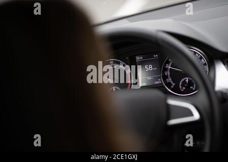 Hübsche Frau im mittleren Alter am Steuer von ihr Auto pendeln zur Arbeit Stockfoto