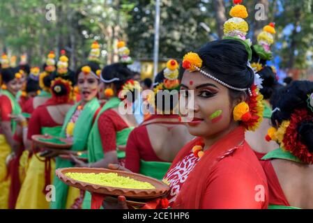 Junge Inder feiern das Holi-Festival in Indien. Stockfoto