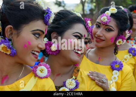 Junge Inder feiern das Holi-Festival in Indien. Stockfoto