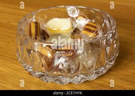Harte Süßigkeiten in einem Glasbehälter Stockfoto