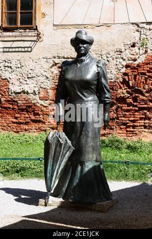 ZAGREB, KROATIEN - 28. JULI 2020: Statue des berühmten kroatischen Schriftstellers Marija Juric Zagorka, in der Tkalciceva Straße, Zagreb, Kroatien Stockfoto
