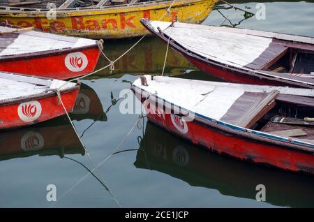 Boot Muster Reflexion auf ganges Fluss bei varanasi indien abstrakt Fotografie Stockfoto