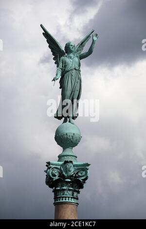Römische Siegesgöttin auf der Spitze des Ivar Huitfeldt-Säule in Kopenhagen Stockfoto