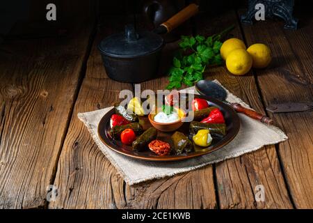 Yaprak Sarması - rustikale Weinblätter mit Reis gefüllt Stockfoto