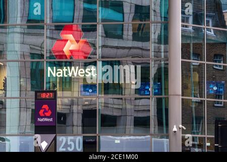 NatWest HQ London - NatWest Headquarters London in 250 Bishopsgate in der Nähe von Spitalfields in der City of London. Das Gebäude trug früher die Marke RBS. Stockfoto