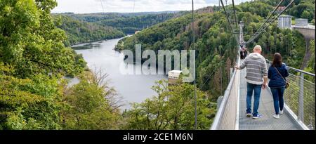 Oberharz am Brocken, DEUTSCHLAND - August 29.2020: Die Bode im Harz. Über dem Fluss befindet sich eine 450m lange Fußgängerhängebrücke. Stockfoto