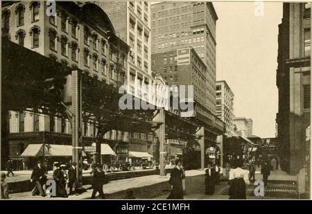 . Einhundertzwanzig fotografische Ansichten von Chicago; eine Sammlung von Reproduktionen von Fotografien der prominentesten Straßen, Gebäude, Statuen, Parkszenen und andere Merkmale von Interesse in der Stadt. /m ,. Mr-jrn r-i i mr-f i -i r-. Eine ECKE IM LOOP DISTRICT Monroe Street und Wabash Avenue nach Norden, zeigt 1 der Wabash Ave Stockfoto