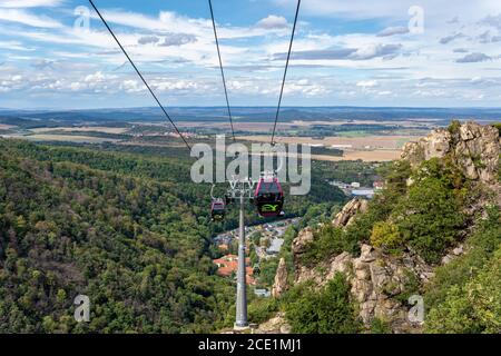 Thale, AUGUST 29.2020: Thale ist eine Stadt im Landkreis Harz in Sachsen-Anhalt in Mitteldeutschland. Ein Gondelbahn fährt bis zum Hexentanzplatz. Stockfoto