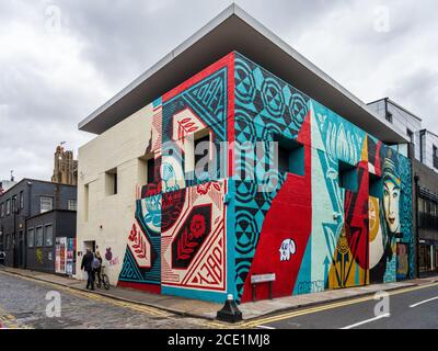 Graffiti schmückt das Dirty House im hippen Londoner Stadtteil Shoreditch. Dirty House Whitby Street Architects David Adjaye Associates. Art Shepard Fairey. Stockfoto