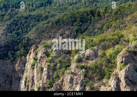 Blick von der Witches Dance Floor auf die Rosstrappe. Die Rosstrappe ist ein 403m hoher (1,322 ft) Granitfelsen im Harz Deutschland. Stockfoto