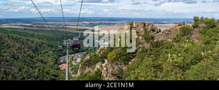 Thale, AUGUST 29.2020: Thale ist eine Stadt im Landkreis Harz in Sachsen-Anhalt in Mitteldeutschland. Ein Gondelbahn fährt bis zum Hexentanzplatz. Stockfoto