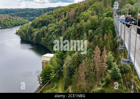 Oberharz am Brocken, DEUTSCHLAND - August 29.2020: Die Bode im Harz. Über dem Fluss befindet sich eine 450m lange Fußgängerhängebrücke. Stockfoto