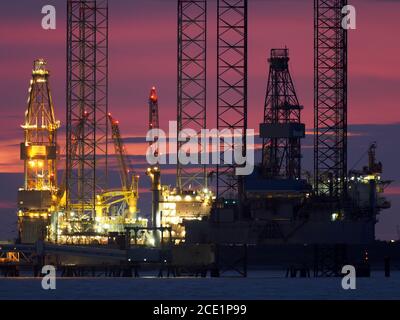 Sheerness, Kent, Großbritannien. August 2020. UK Wetter: Sonnenuntergang in Sheerness, Kent hinter aufgelegten Bohrgeräten Prospector 1 (links) & RAN (rechts) im Besitz von Borr Drilling. Kredit: James Bell/Alamy Live Nachrichten Stockfoto