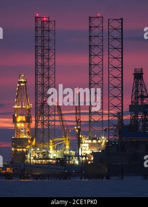 Sheerness, Kent, Großbritannien. August 2020. UK Wetter: Sonnenuntergang in Sheerness, Kent hinter aufgelegten Bohrgeräten Prospector 1 (links) & RAN (rechts) im Besitz von Borr Drilling. Kredit: James Bell/Alamy Live Nachrichten Stockfoto