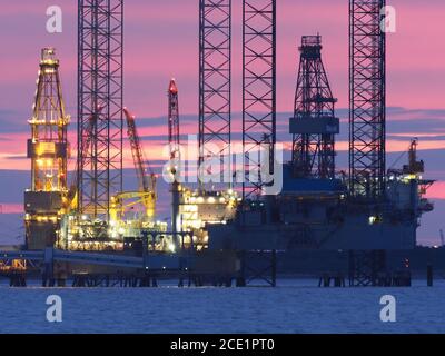 Sheerness, Kent, Großbritannien. August 2020. UK Wetter: Sonnenuntergang in Sheerness, Kent hinter aufgelegten Bohrgeräten Prospector 1 (links) & RAN (rechts) im Besitz von Borr Drilling. Kredit: James Bell/Alamy Live Nachrichten Stockfoto