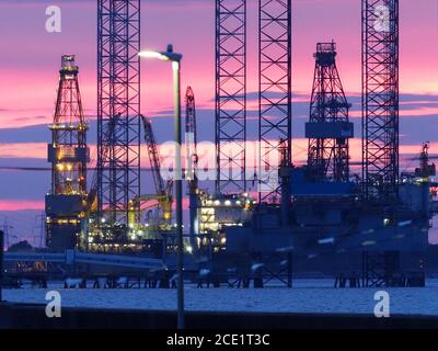 Sheerness, Kent, Großbritannien. August 2020. UK Wetter: Sonnenuntergang in Sheerness, Kent hinter aufgelegten Bohrgeräten Prospector 1 (links) & RAN (rechts) im Besitz von Borr Drilling. Kredit: James Bell/Alamy Live Nachrichten Stockfoto