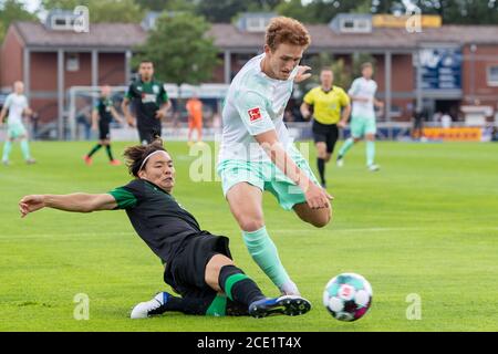 Rewards, Deutschland. August 2020. Itakura KO (links, gro) gegen Joshua SARGENT (HB), Action, Duelle, Fußball, Testspiel, Werder Bremen (HB) - FC Groningen (gro) 4: 0, am 08/29/2020 in Lohne/Deutschland. ¬ Nutzung weltweit Credit: dpa/Alamy Live News Stockfoto