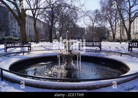 London, Großbritannien: Ein gefrorener Brunnen im St. George's Square Garden Stockfoto