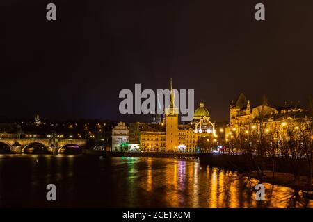 Schöne Nacht Blick auf das Licht beleuchtet Karlsbrücke über Moldau und das Bedrich Smetana Museum im Zentrum der Altstadt von Prag, CZE Stockfoto