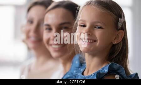 Fröhliche verschiedene weibliche Generationen Familie Blick auf die Kamera. Stockfoto