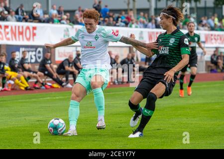 Rewards, Deutschland. August 2020. Joshua SARGENT (links, HB) gegen Itakura KO (gro), Action, Duelle, Fußball, Testspiel, Werder Bremen (HB) - FC Groningen (gro) 4: 0, am 08/29/2020 in Lohne/Deutschland. ¬ Nutzung weltweit Credit: dpa/Alamy Live News Stockfoto