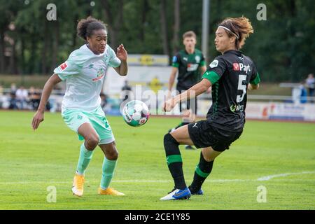 Rewards, Deutschland. August 2020. Tahith CHONG (li., HB) gegen Itakura KO (gro), Action, Duelle, Fußball, Testspiel, Werder Bremen (HB) - FC Groningen (gro) 4: 0, am 08/29/2020 in Lohne/Deutschland. ¬ Nutzung weltweit Credit: dpa/Alamy Live News Stockfoto