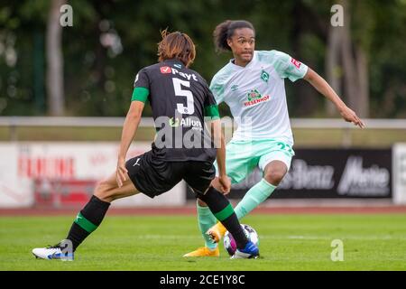 Rewards, Deutschland. August 2020. Tahith CHONG (Hi., HB) gegen Itakura KO (gro), Action, Duelle, Fußball, Testspiel, Werder Bremen (HB) - FC Groningen (gro) 4: 0, am 08/29/2020 in Lohne/Deutschland. ¬ Nutzung weltweit Credit: dpa/Alamy Live News Stockfoto