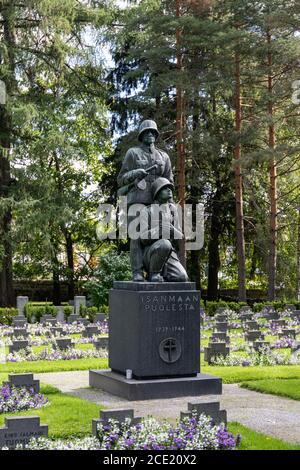 Denkmal des Zweiten Weltkriegs Statue von Richard Rautalin (1947) umgeben von Kriegsgräbern auf Kangasala Kirchhof in Kangasala, Finnland Stockfoto