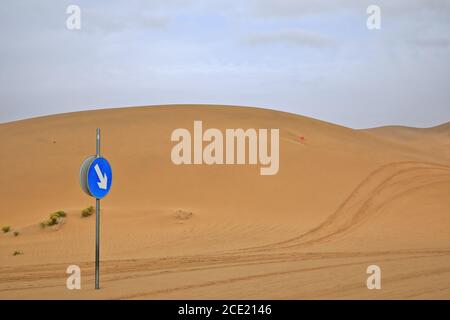 Straßenschild zwischen Sanddünen-Badain Jaran-Gobi Wüste. Alxa Plateau-Innere Mongolei-China-1026 Stockfoto