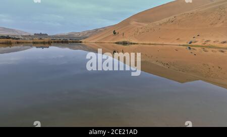 Megadune Reflexion auf See Badain Ost. Badain Jaran Wüste-Innere Mongolei-China-1032 Stockfoto