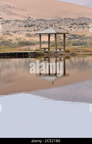 Hölzerne Pavillon Reflexion auf See Badain Ost-Badain Jaran Wüste-Innere Mongolei-China-1039 Stockfoto