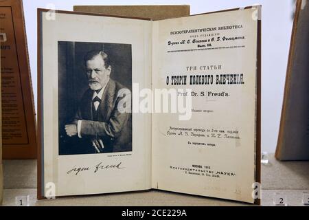 Wien. August 2020. Foto vom 29. August 2020 zeigt ein Buch von Sigmund Freud im Sigmund Freud Museum in Wien. Das Sigmund Freud Museum in Wien wurde am Samstag nach einer 18-monatigen Renovierung und Rekonstruktion wieder eröffnet. Der "Geburtsort der Psychoanalyse", wo der berühmte Arzt, Psychoanalytiker und Denker Sigmund Freud fast ein halbes Jahrhundert lang lebte und arbeitete, bietet eine modernisierte und erweiterte Museumsinfrastruktur. Quelle: Georges Schneider/Xinhua/Alamy Live News Stockfoto