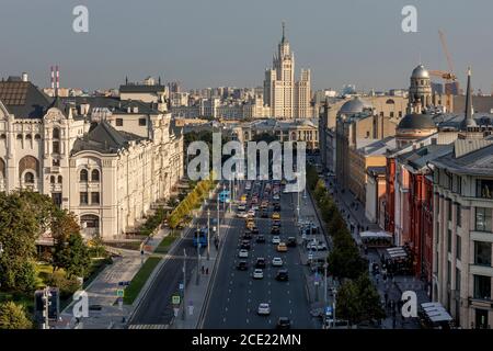 Luftaufnahme des Nowaja-Platzes, des Polytechnischen Museums (links) und des Kotelnicheskaya-Ufergebäudes in der Innenstadt von Moskau, Russland Stockfoto