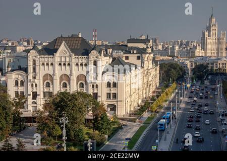 Luftaufnahme der Fassade des Polytechnischen Museums Gebäude und Nowaja (Neu) Platz im Zentrum von Moskau Stadt, Russland Stockfoto