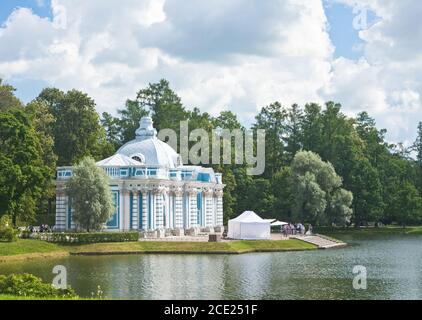 Russland. St. Petersburg. Zarskoe Selo (Puschkin). Pavillon 'Grotto' an der Küste des großen Teiches im Katharinenpark. Stockfoto