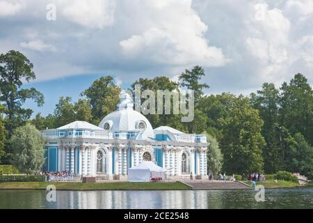 Russland. St. Petersburg. Zarskoe Selo (Puschkin). Pavillon 'Grotto' an der Küste des großen Teiches im Katharinenpark. Stockfoto