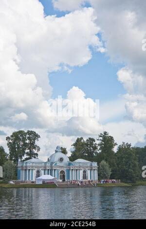 Russland. St. Petersburg. Zarskoe Selo (Puschkin). Pavillon 'Grotto' an der Küste des großen Teiches im Katharinenpark. Stockfoto