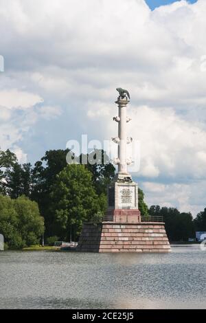 Die Chesme-Säule in Zarskoje Selo erinnert an drei russische Seesiege im russisch-türkischen Krieg 1768-1774, insbesondere an die Schlacht von Chesma. Stockfoto