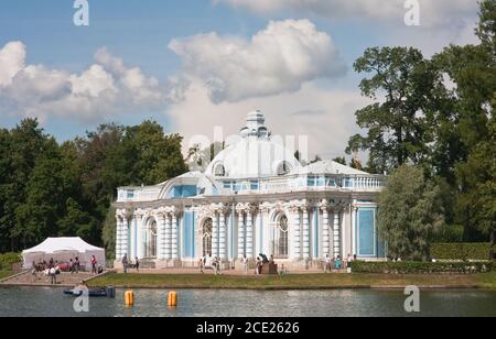 Russland. St. Petersburg. Zarskoe Selo (Puschkin). Pavillon 'Grotto' an der Küste des großen Teiches im Katharinenpark. Stockfoto