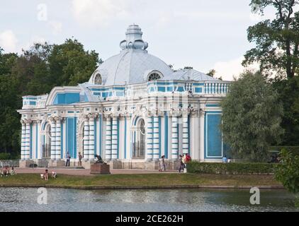 Russland. St. Petersburg. Zarskoe Selo (Puschkin). Pavillon 'Grotto' an der Küste des großen Teiches im Katharinenpark. Stockfoto