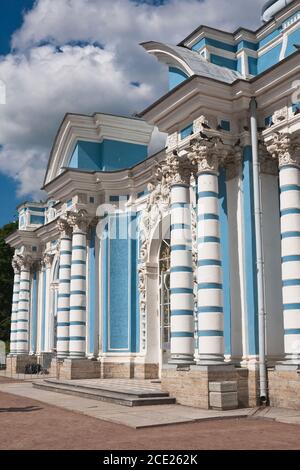 Russland. St. Petersburg. Zarskoe Selo (Puschkin). Pavillon 'Grotto' an der Küste des großen Teiches im Katharinenpark. Stockfoto