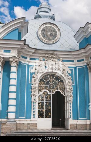 Russland. St. Petersburg. Zarskoe Selo (Puschkin). Pavillon 'Grotto' an der Küste des großen Teiches im Katharinenpark. Stockfoto